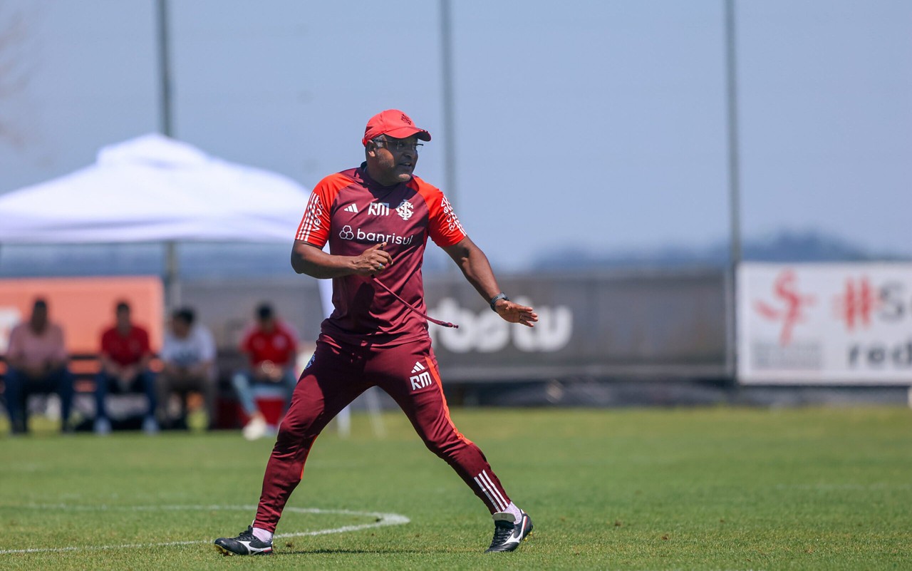 Roger Machado passa a ser questionado pela torcida (Foto: Ricardo Duarte/SC Internacional)