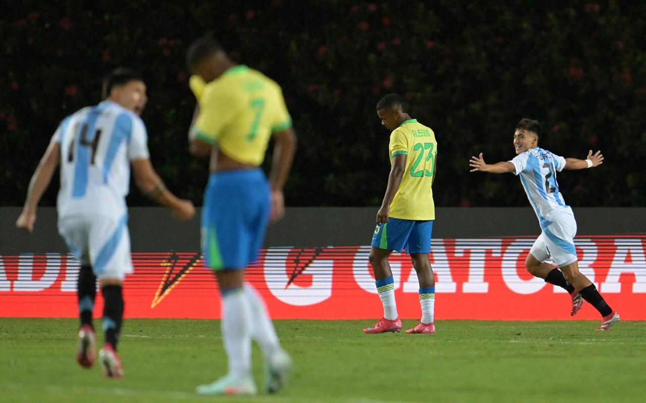 Seleção Brasileira Sub-20 perdeu para a Argentina na estreia do Sul-Americano (Foto: Juan Barreto/AFP)