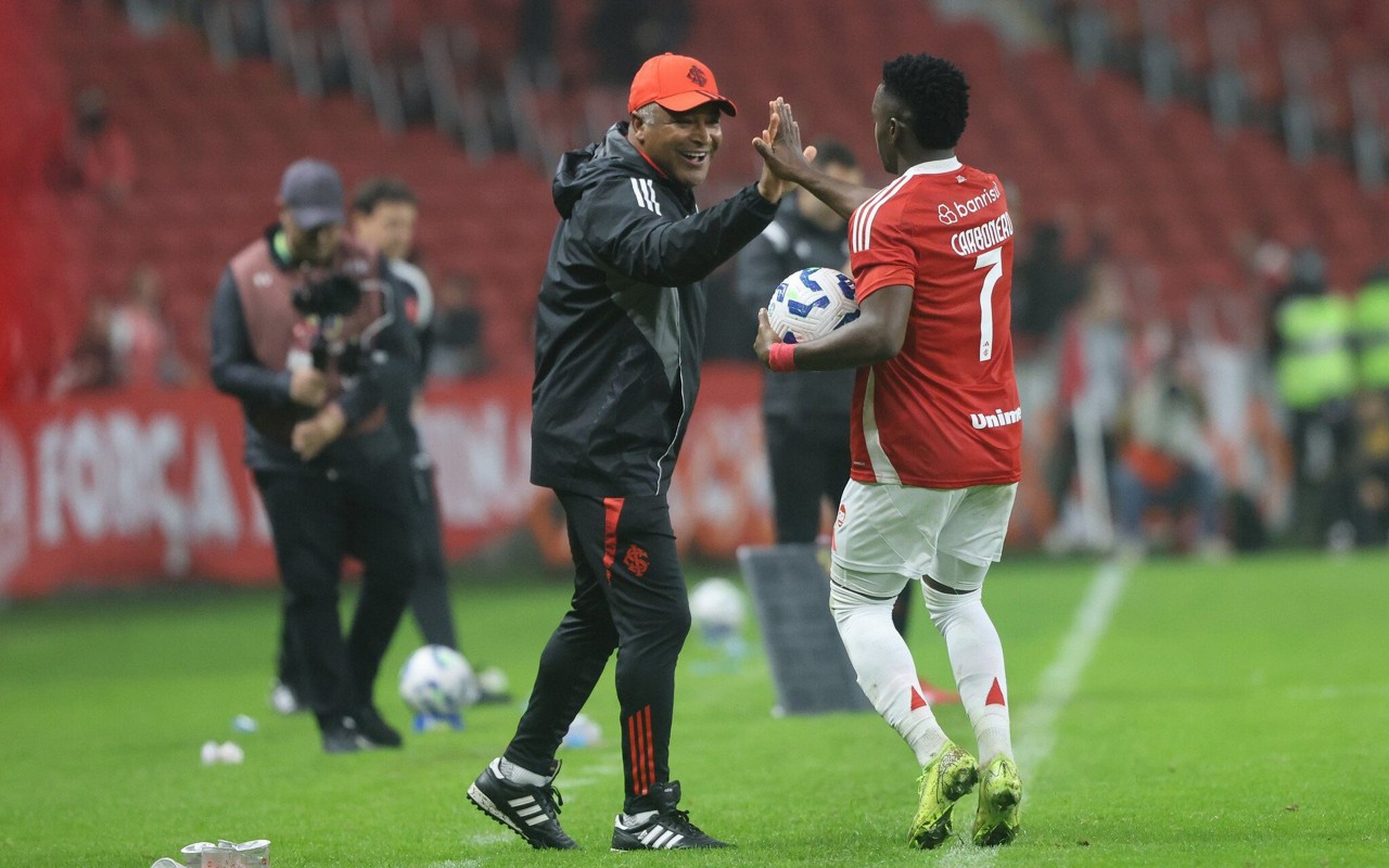 Carbonero e Roger Machado comemoram gol contra o Vasco (Foto: Ricardo Duarte/SC Internacional)