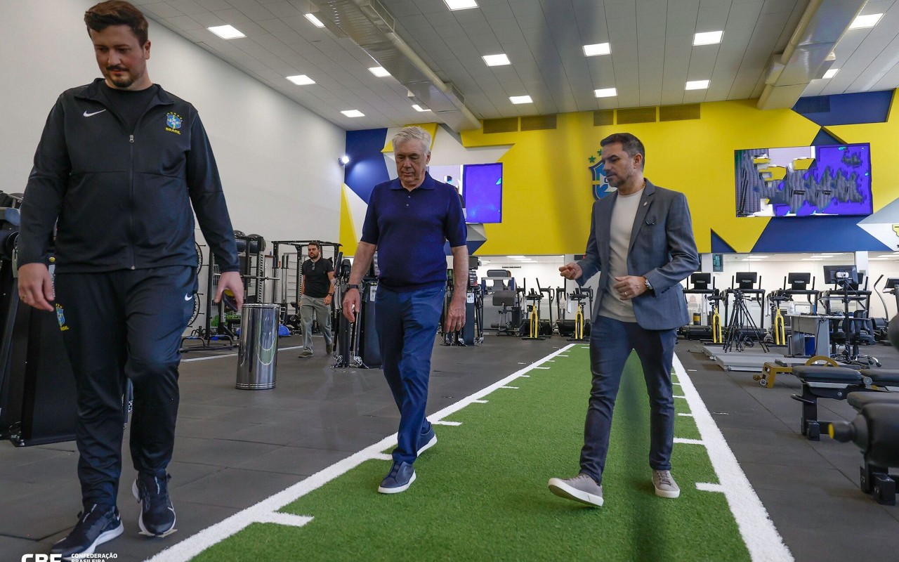 Carlo Ancelotti durante visita ao Centro de Excelência, na Granja Comary (Foto: Rafaell Ribeiro/CBF)