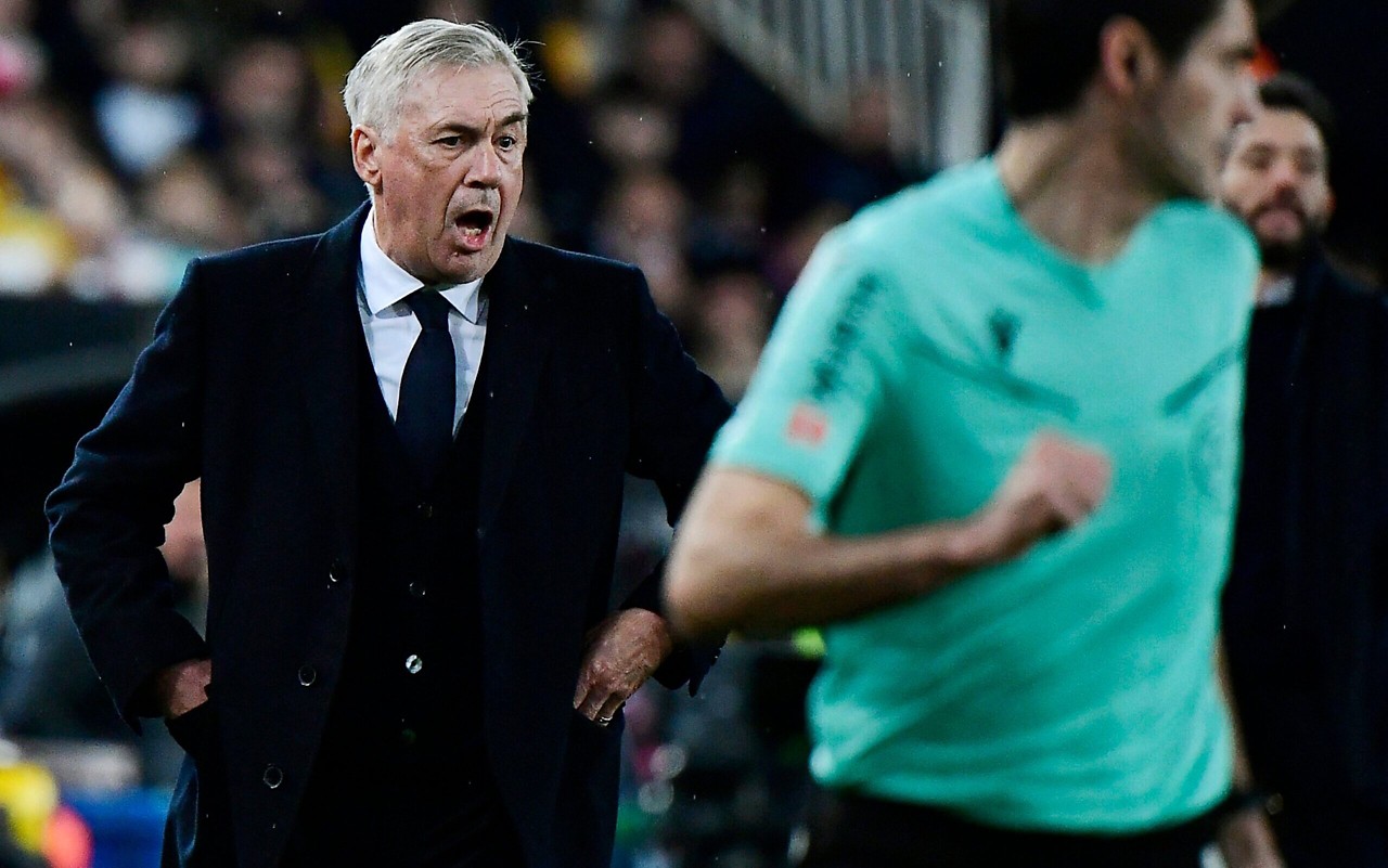 Carlo Ancelotti em ação pelo Real Madrid (foto: JOSE JORDAN / AFP)