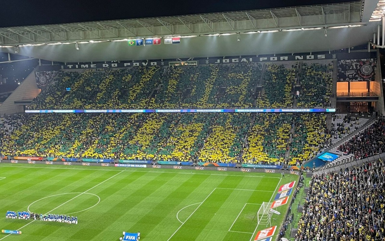 Mosaico da torcida do Brasil em homenagem a Carlo Ancelotti (Foto: Thiago Braga / Lance!)