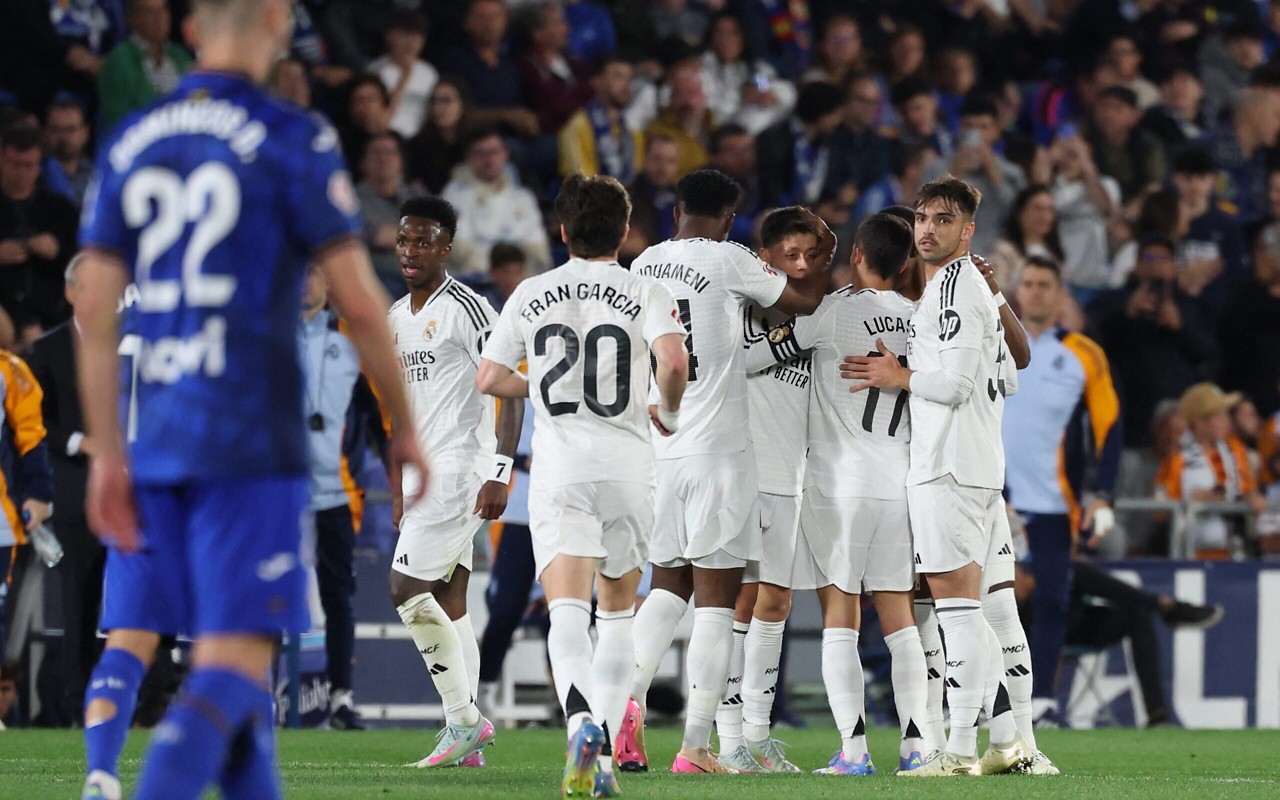 Arda Güler comemora gol da vitória junto com seus companheiros de Real Madrid (Foto: Thomas Coex /AFP)
