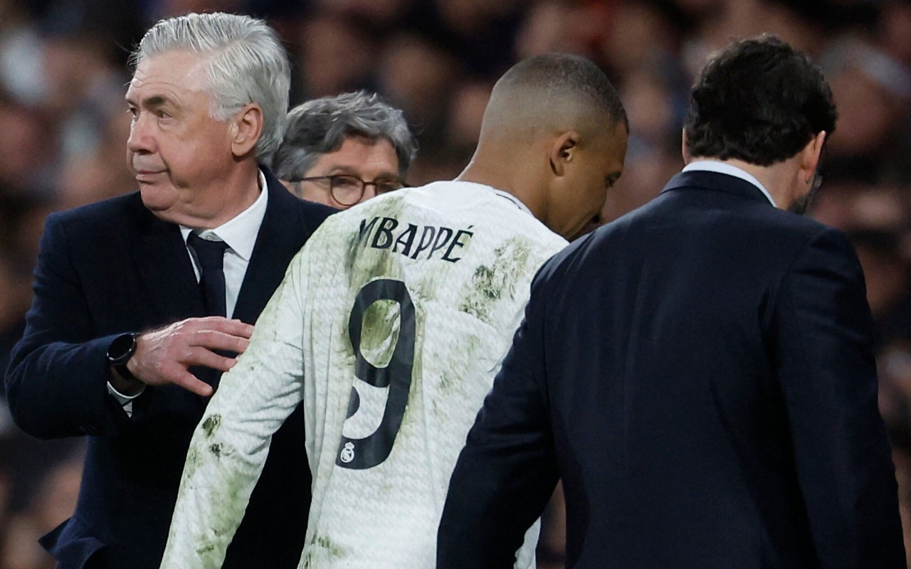 Técnico do Real Madrid, Ancelotti cumprimenta Mbappé após lesão do atacante francês (Foto: Pierre-Philippe Marcou/AFP)