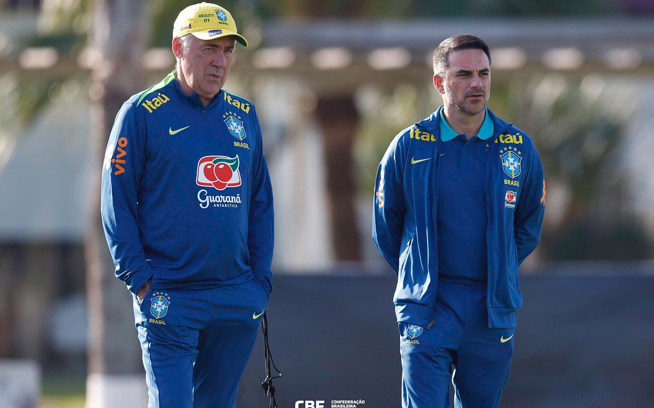 Ancelotti e Rodrigo Caetano conversam no CT Joaquim Grava (Foto: @rafaelribeirorio I CBF)