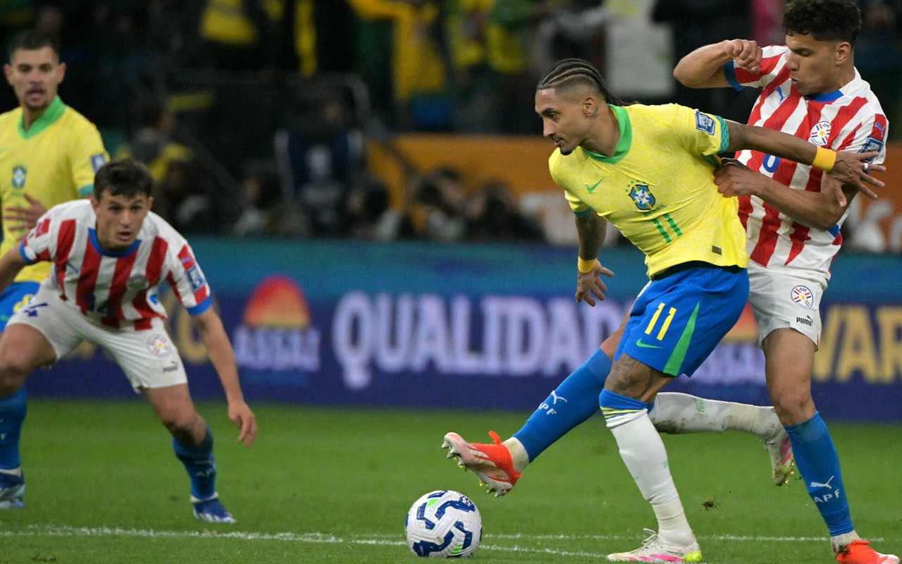 Raphinha em ação pela Seleção Brasileira no duelo contra o Paraguai (Foto: Nelson Almeida/AFP)