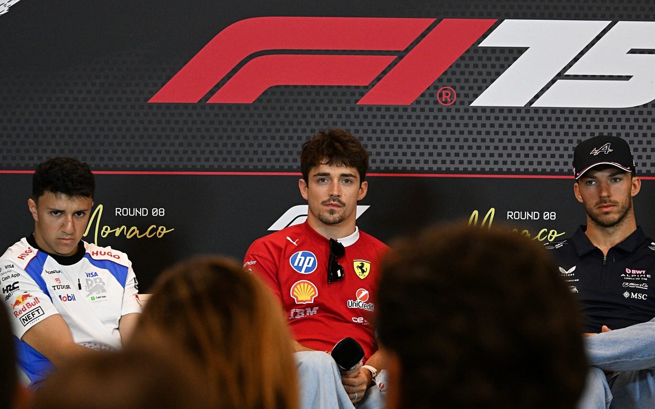 Isack Hadjar, Charles Leclerc e Pierre Gasly em coletiva para o GP de Mônaco (Foto: GABRIEL BOUYS / AFP)