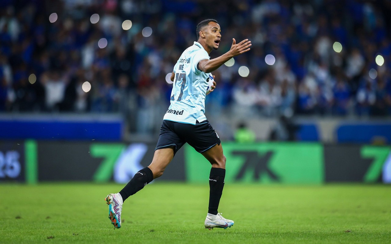 André Henrique comemora gol na derrota do Grêmio para o Cruzeiro. (Foto: Lucas Uebel/Grêmio FBPA)