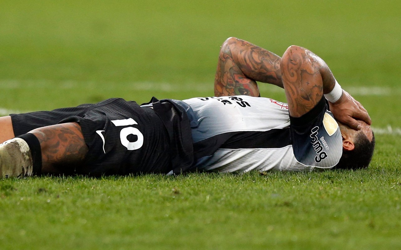 Memphis lamenta eliminação do Corinthians na Libertadores (Foto: Miguel Schincariol/AFP)