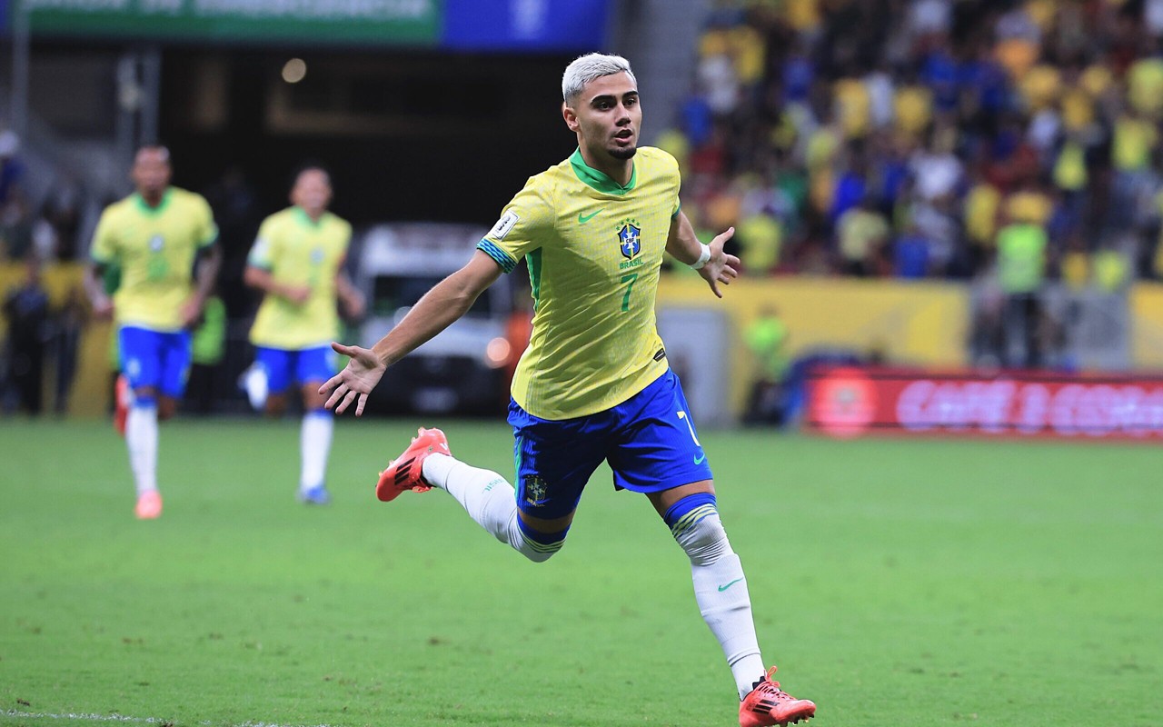 Andreas Pereira comemora golaço marcado pela Seleção Brasileira contra o Peru (Foto: Ettore Chiereguini/AGIF)