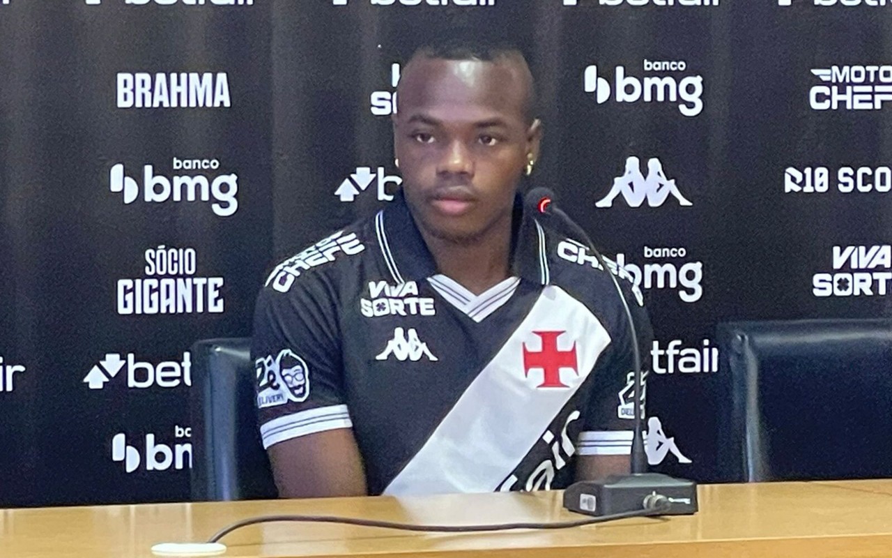Andrés Goméz em apresentação do Vasco (Foto: Pedro Cobalea/Lance!)