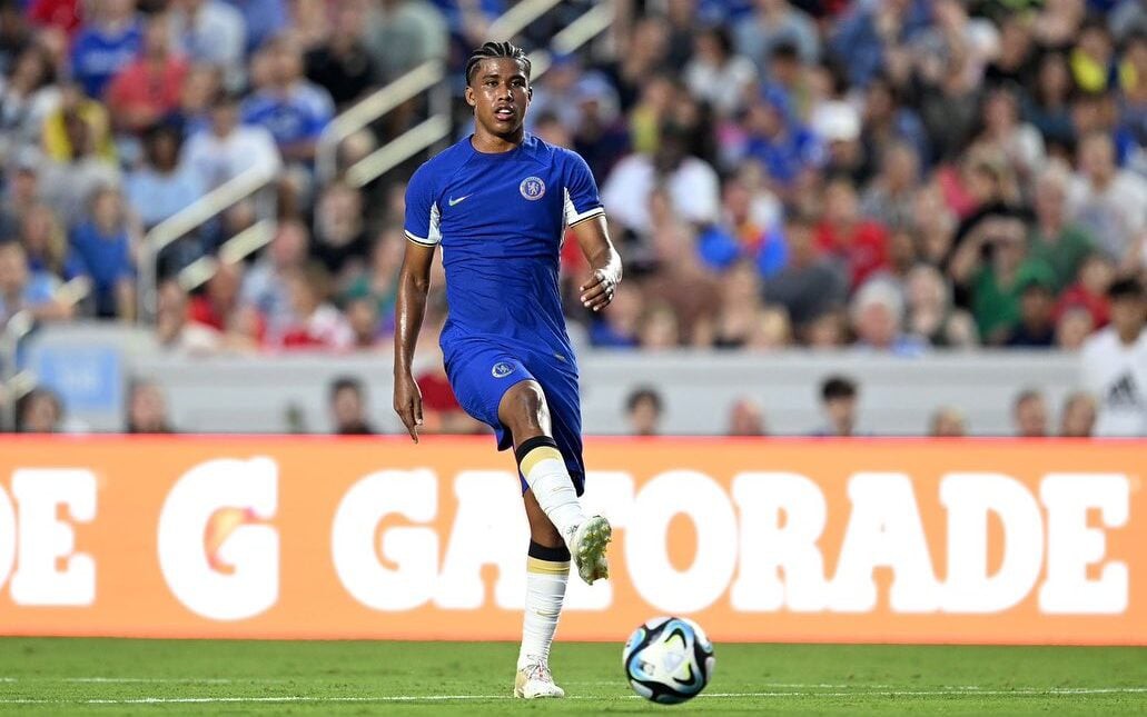 Andrey Santos com a camisa do Chelsea (Foto: Divulgação / Chelsea)