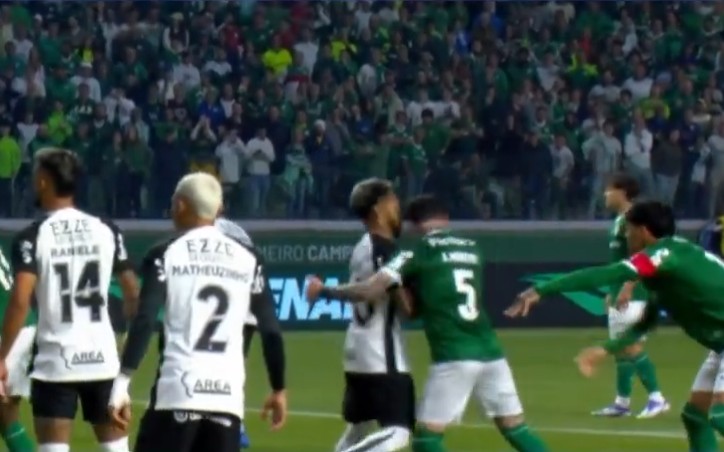 Palmeiras teve Aníbal suspenso após cabeçada em jogador do Corinthians (Foto: Reprodução)