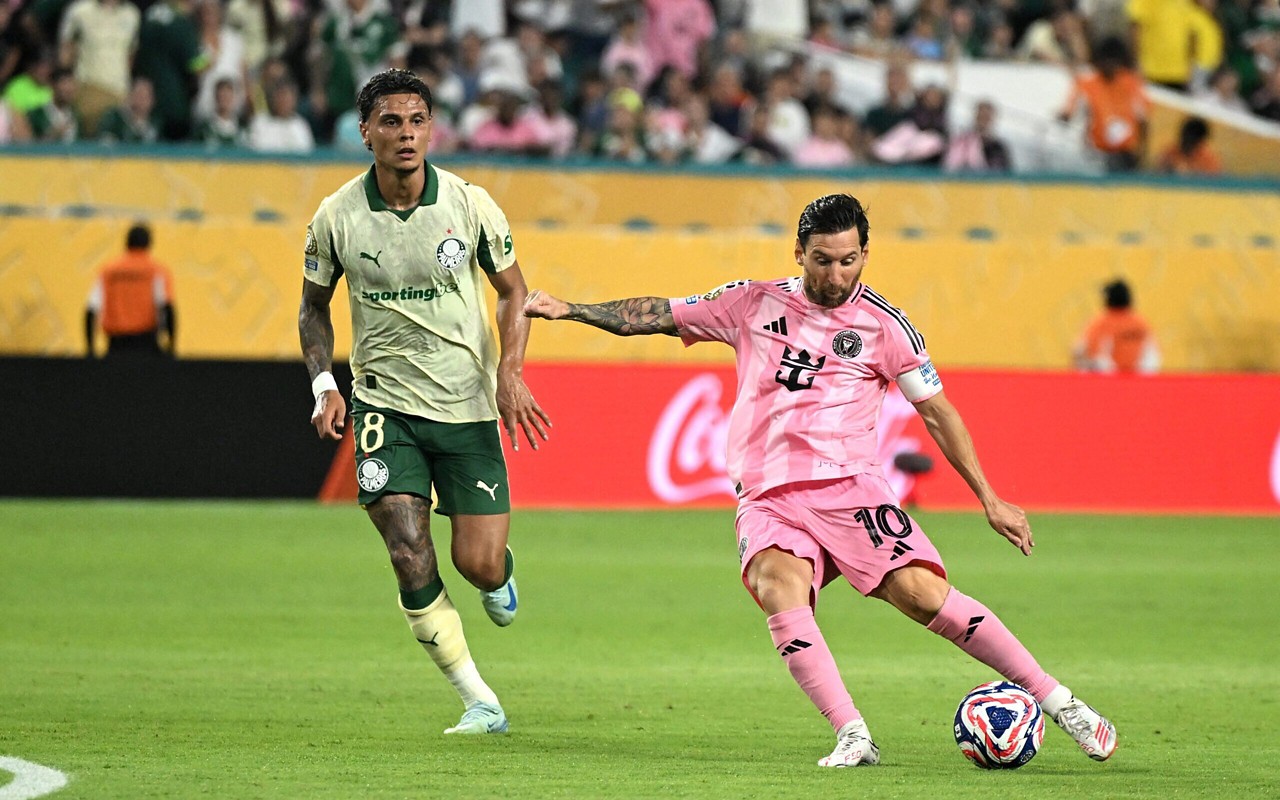 Messi em ação contra o Palmeiras (Foto: PATRICIA DE MELO MOREIRA/AFP)