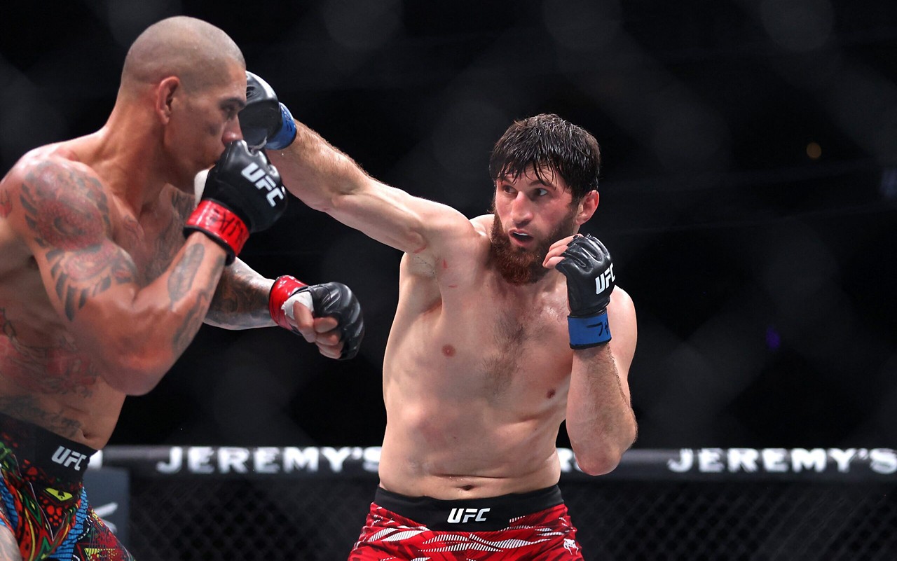 Ankalaev e Alex Poatan em ação pelo UFC 313 (Foto: Reprodução/AFP)
