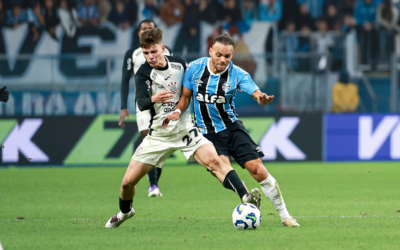 Autores dos gols do jogo, Breno Bidon e Braithwaite disputam bola no empate entre Grêmio e Corinthians. (Foto: Maxi Franzoi/AGIF)