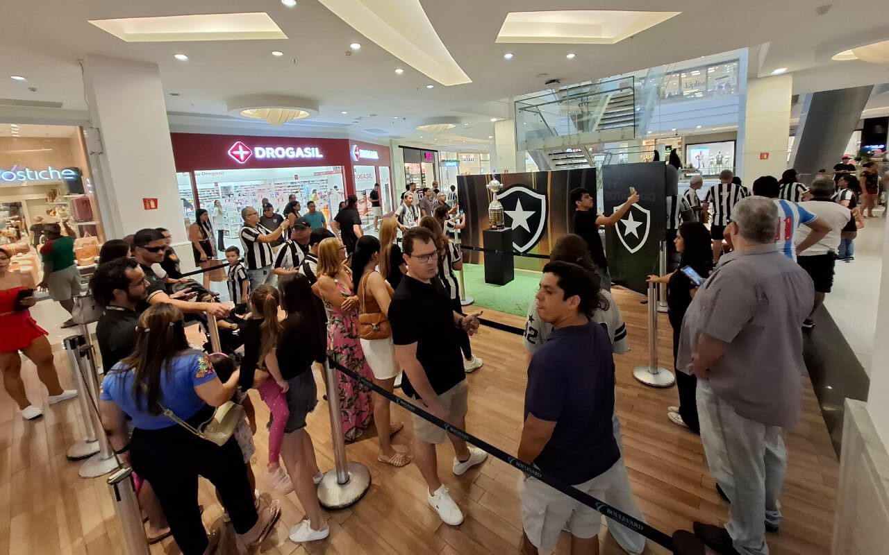 Botafogo levou taça da Libertadores para um shopping de Belém (Foto: Marcio Dolzan/Lance!)