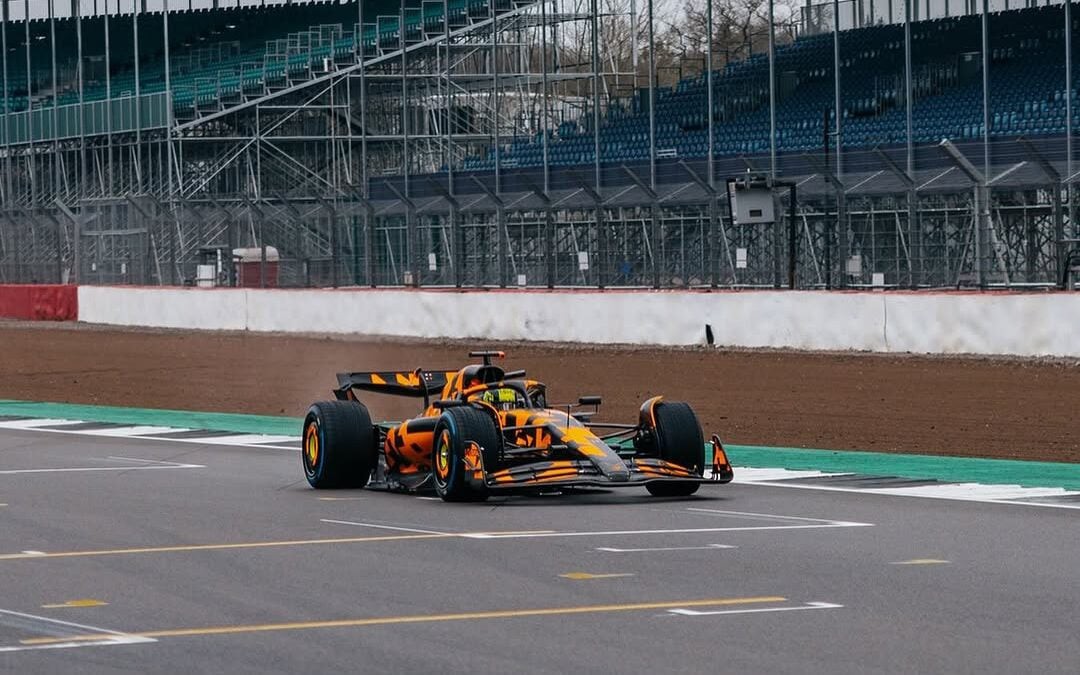 Nova McLaren durante treino em Silverstone (Foto: Reprodução/Instagram: @mclaren)