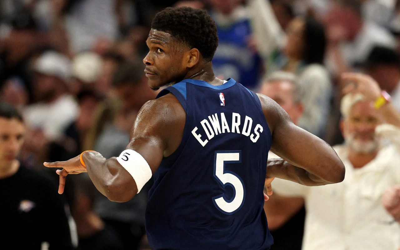 Anthony Edwards, do Timberwolves, em ação contra o Thunder pelos playoffs da NBA (Foto: David Berding/Getty Images/AFP)