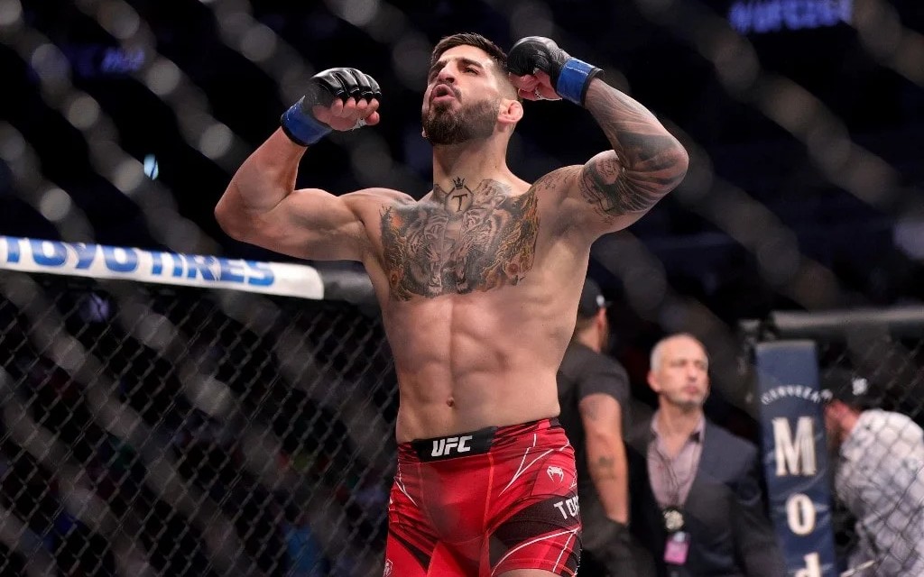 Ilia Topuria é campeão dos penas do UFC (Foto: Stacy Revere/AFP)