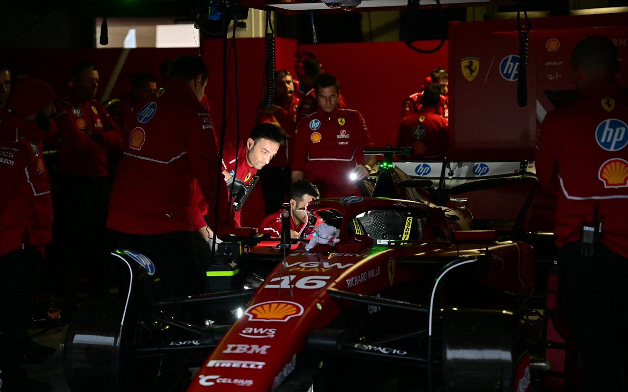 Garagem da Ferrari sem luz (Foto: Giuseppe CACACE / AFP)