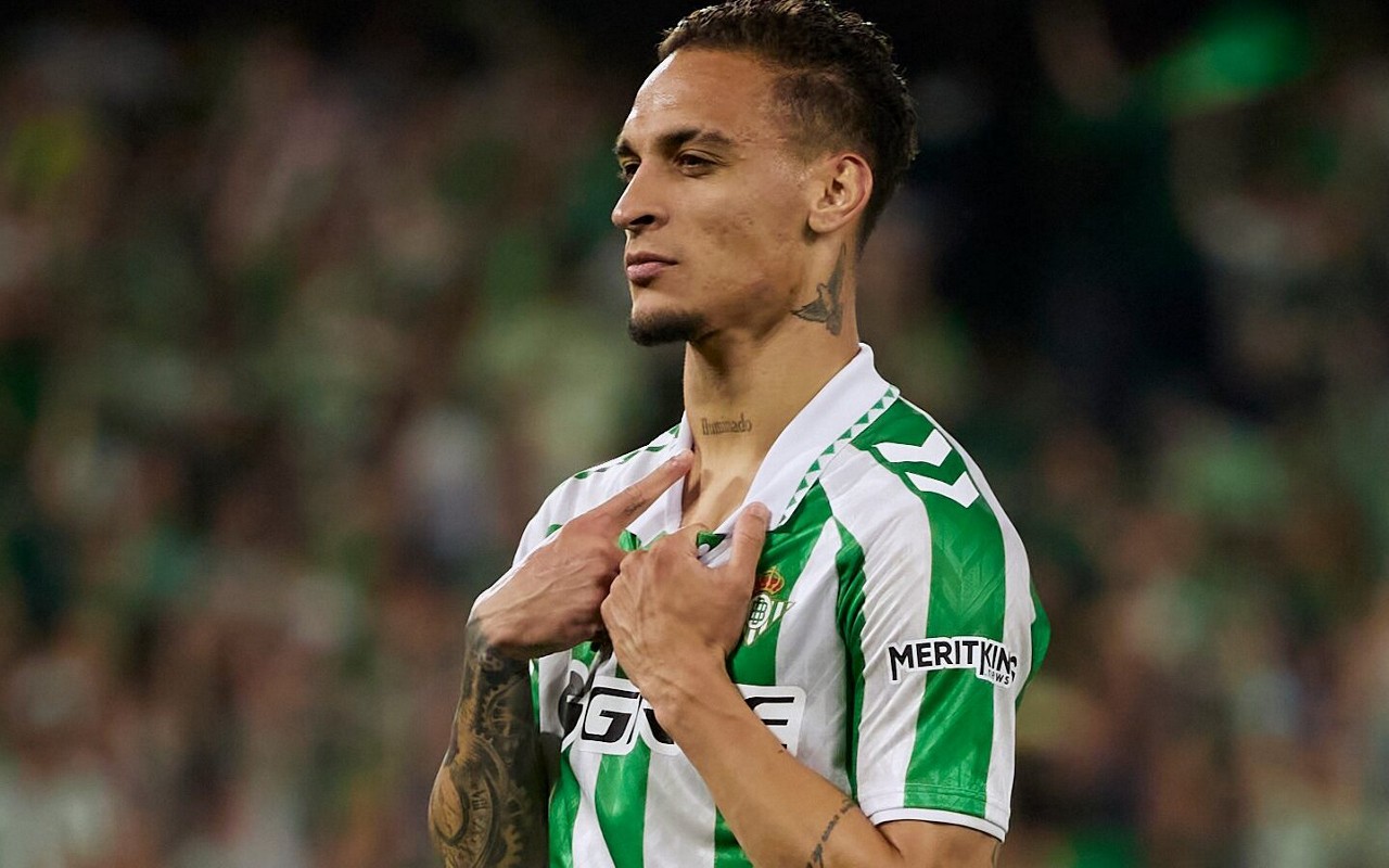 Antony comemorando gol pelo Real Bétis contra a Fiorentina (Foto: Reprodução/Bétis)