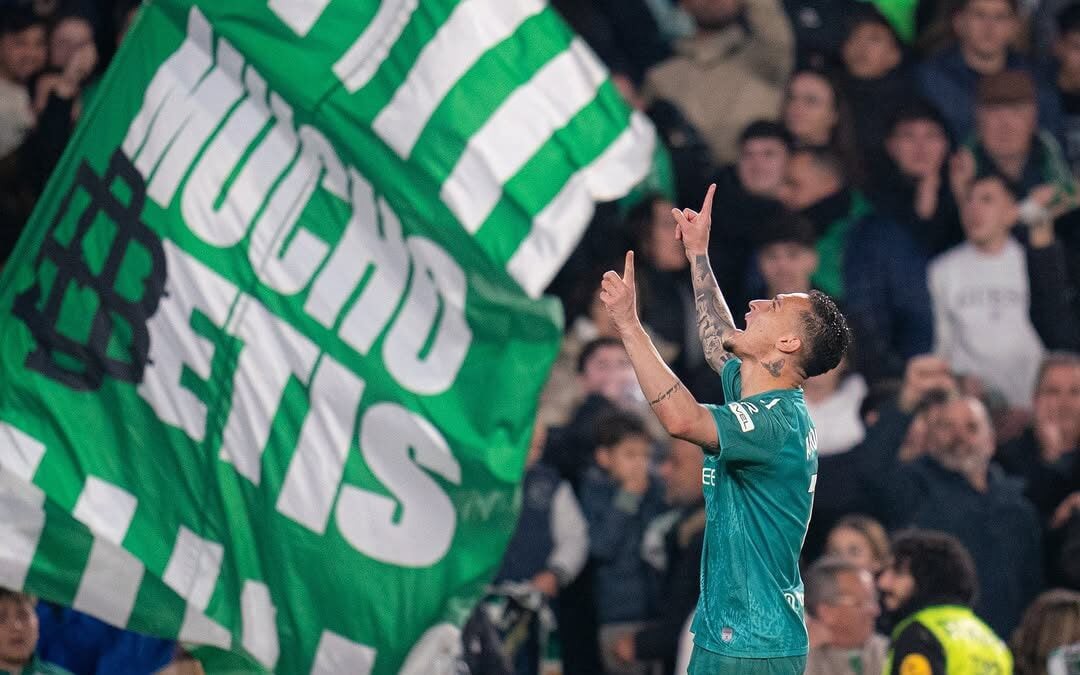 Antony em sintonia com a torcida do Betis (Foto: Reprodução/Instagram@realbetisbalompie)