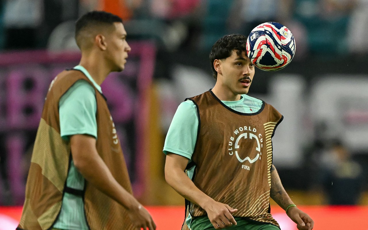 Palmeiras' Brazilian midfielder #18 Mauricio (R) warms up ahead of the FIFA Club World Cup 2025 Group A football match between US Inter Miami and Brazil's Palmeiras at the Hard Rock stadium in Miami on June 23, 2025. (Photo by CHANDAN KHANNA / AFP)