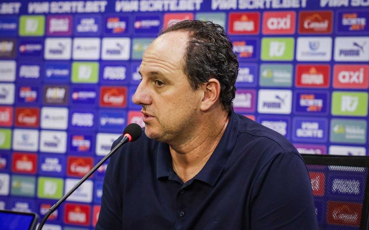 Rogério Ceni em entrevista coletiva (Foto: Rafael Rodrigues / EC Bahia)