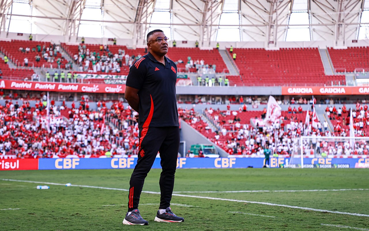Roger Machado vê seu time voltar a vencer (Foto: Maxi Franzoi/AGIF)