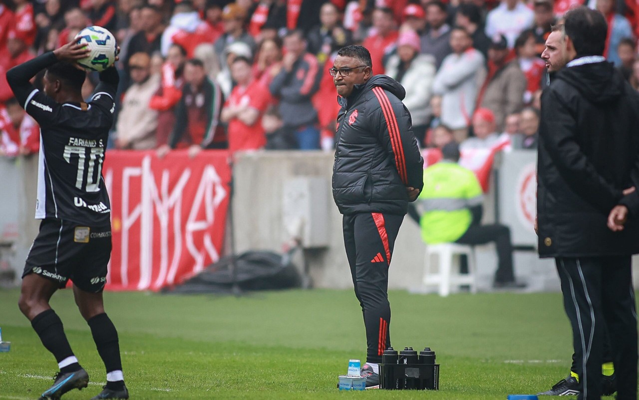 Roger Machado durante a partida com o Ceará (Foto: Ricardo Duarte/SC Internacional)