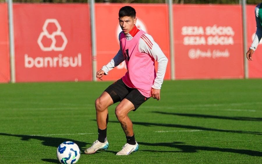 Alan Rodríguez na primeira atividade com bola (Foto: Ricardo Duarte/SC Internacional)