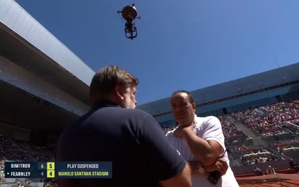 Supevisor e ábritro conversam enquanto a câmera permanece paralisada (Foto: Reprodução)