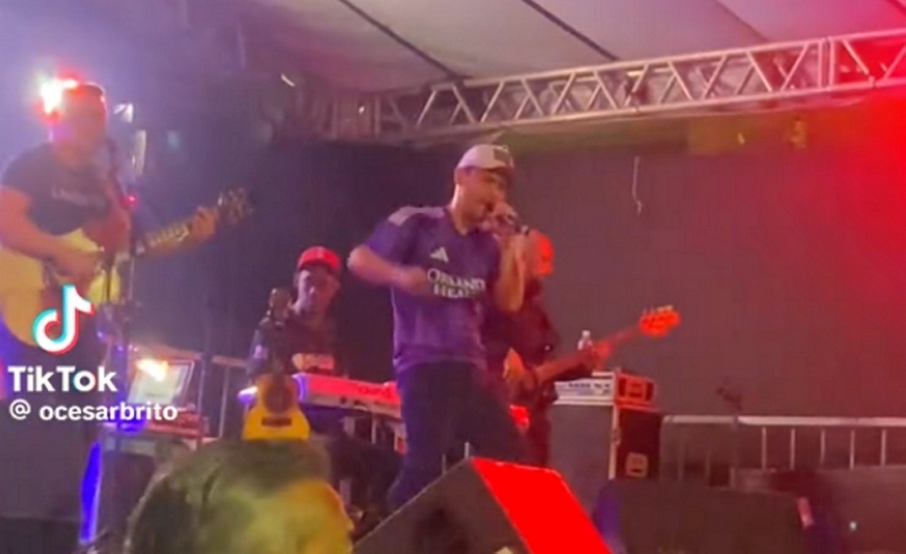 O senador Cleitinho (Republicanos) durante show em Contagem, na Grande Belo Horizonte