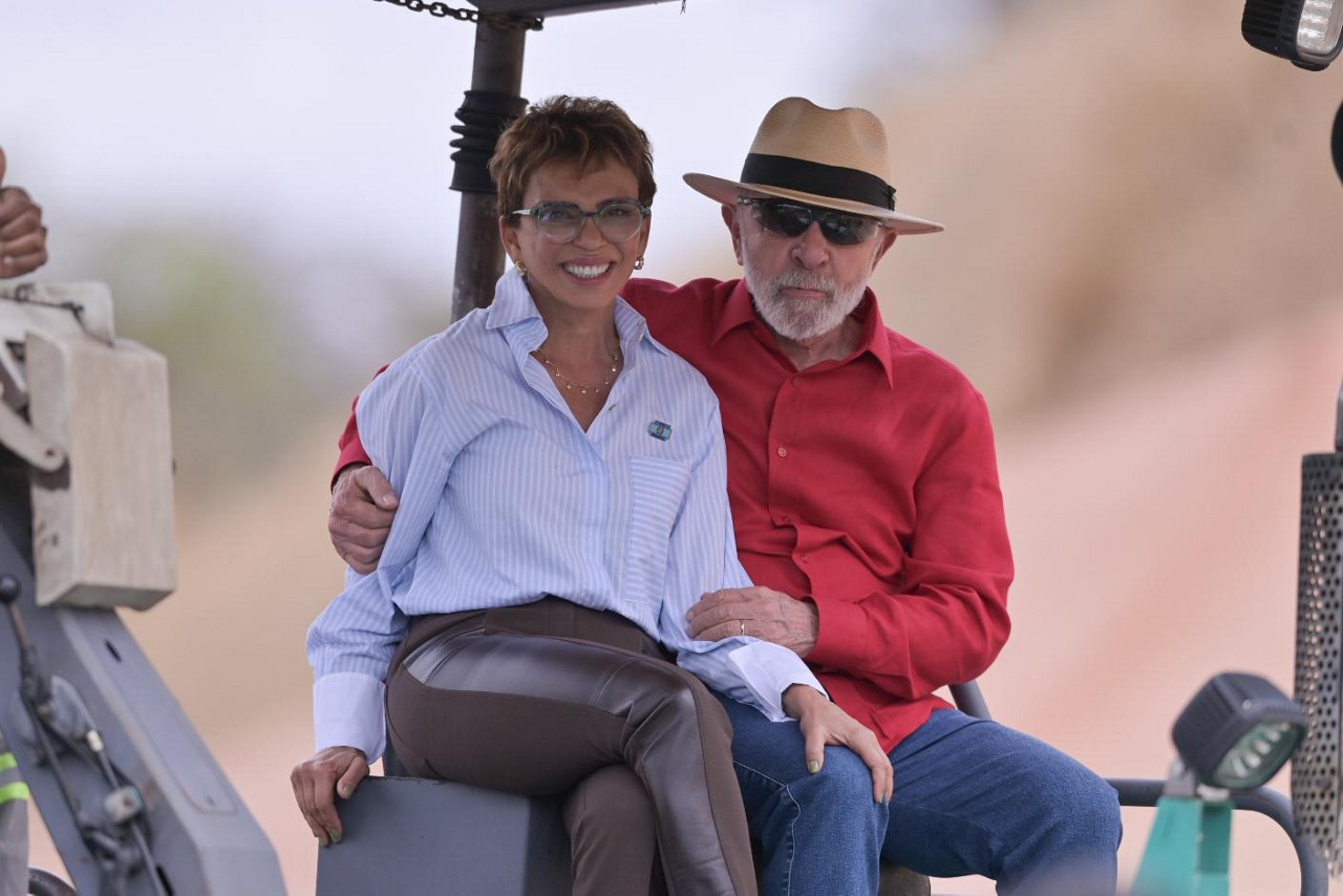 Lula e Marília Campos, prefeita de Contagem, chegaram juntos à cerimônia que anunciou liberação de recursos para expansão do metrô na cidade