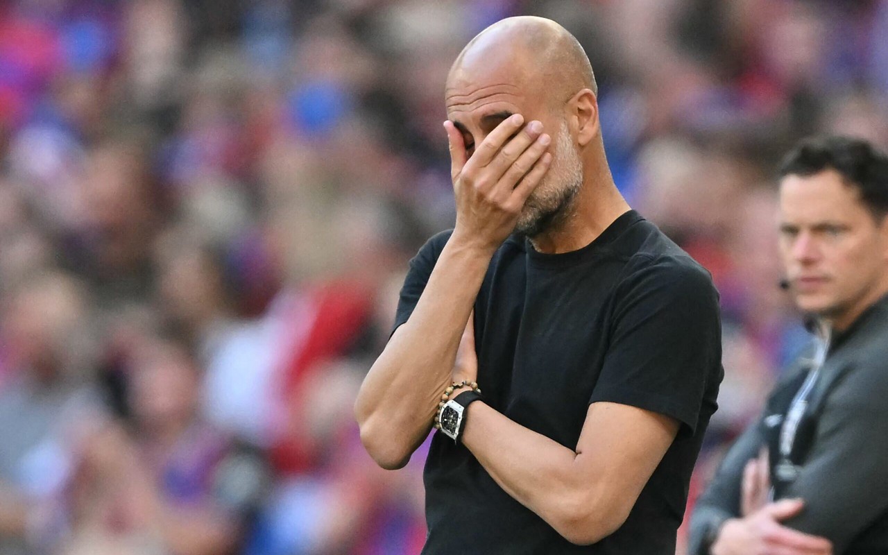Guardiola lamenta derrota do Manchester City para o Crystal Palace na final da Copa da Inglaterra (Foto: Glyn Kirk/AFP)