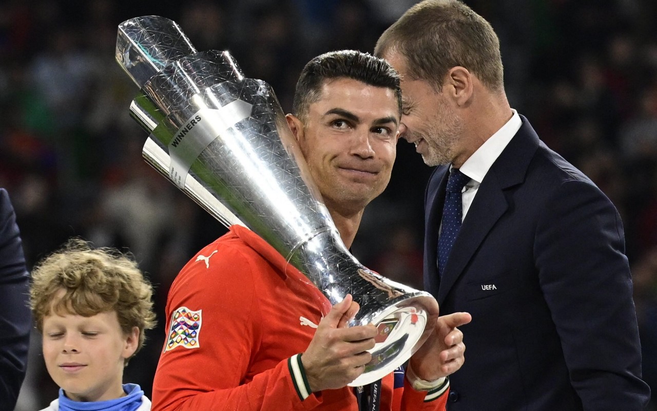 Cristiano Ronaldo levantou a taça da Nations League (Foto: John MACDOUGALL / AFP)