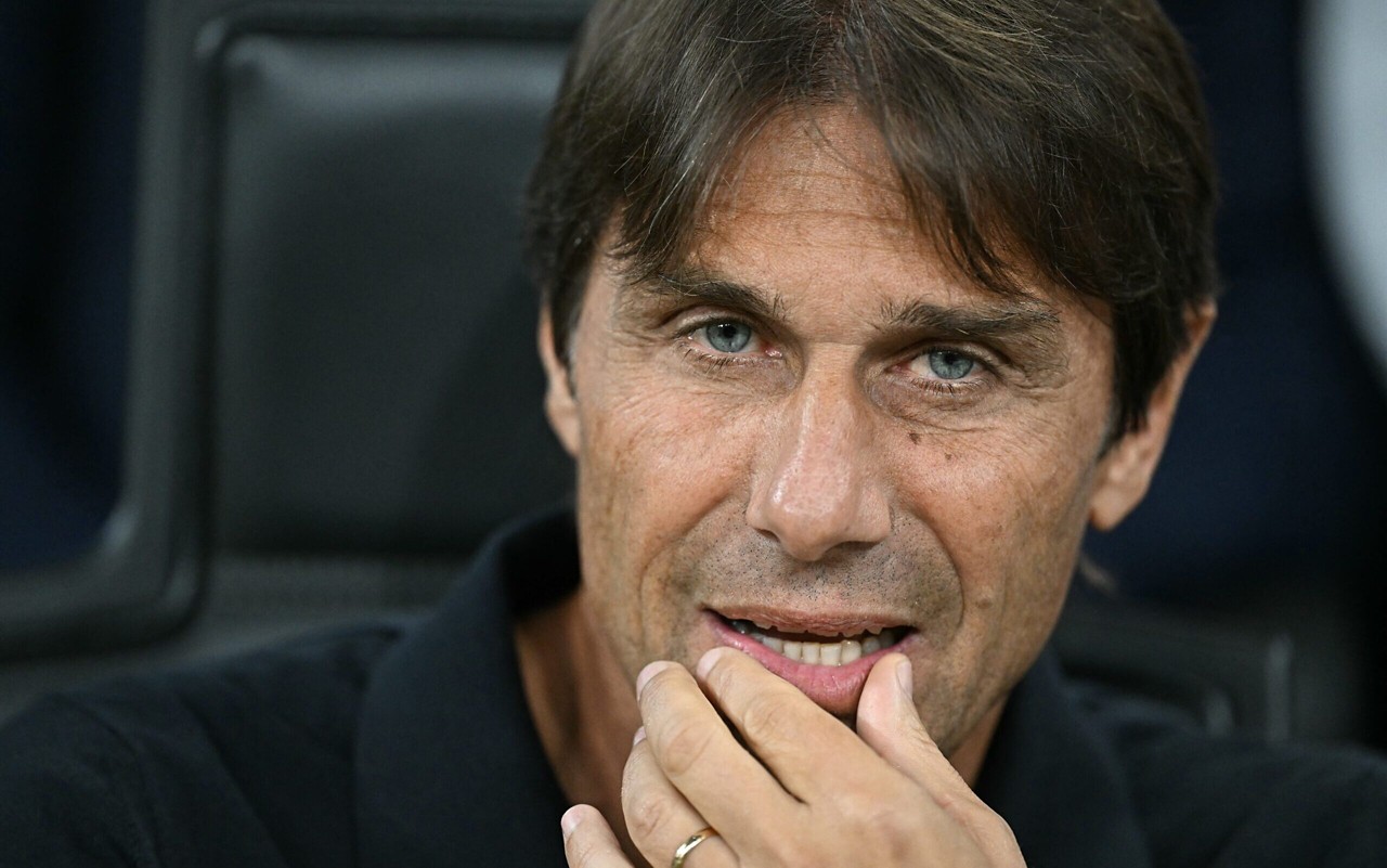 Antonio Conte durante partida do Napoli (Foto:Gabriel Bouys / AFP)