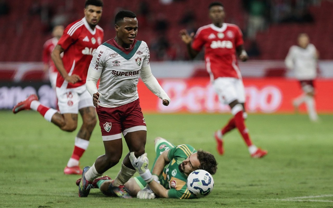 Antes do frango, Anthoni salva bola nos pés de Jhon Arias (Foto: LUCAS MERÇON / FLUMINENSE F.C.)