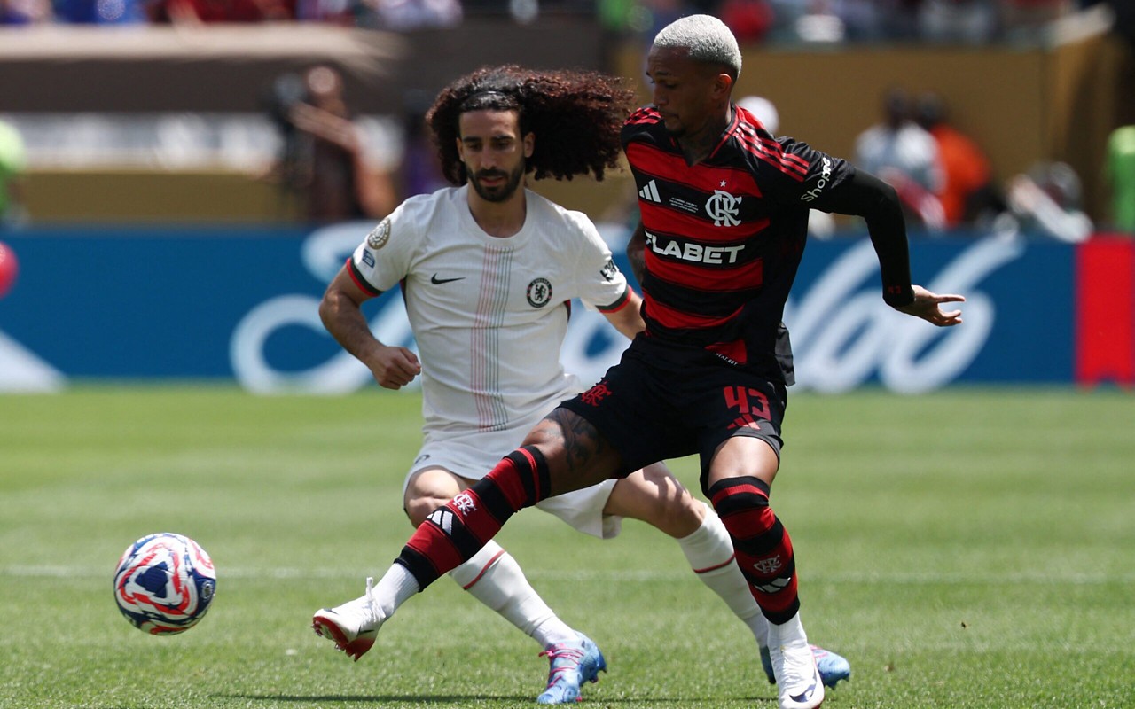 Cucurella disputa bola com Wesley em Flamengo x Chelsea (Foto: Franck Fife / AFP)