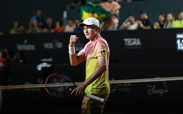 João Fonseca comemorando ponto no Rio Open 2025 (Foto: Divulgação/Fotojump)