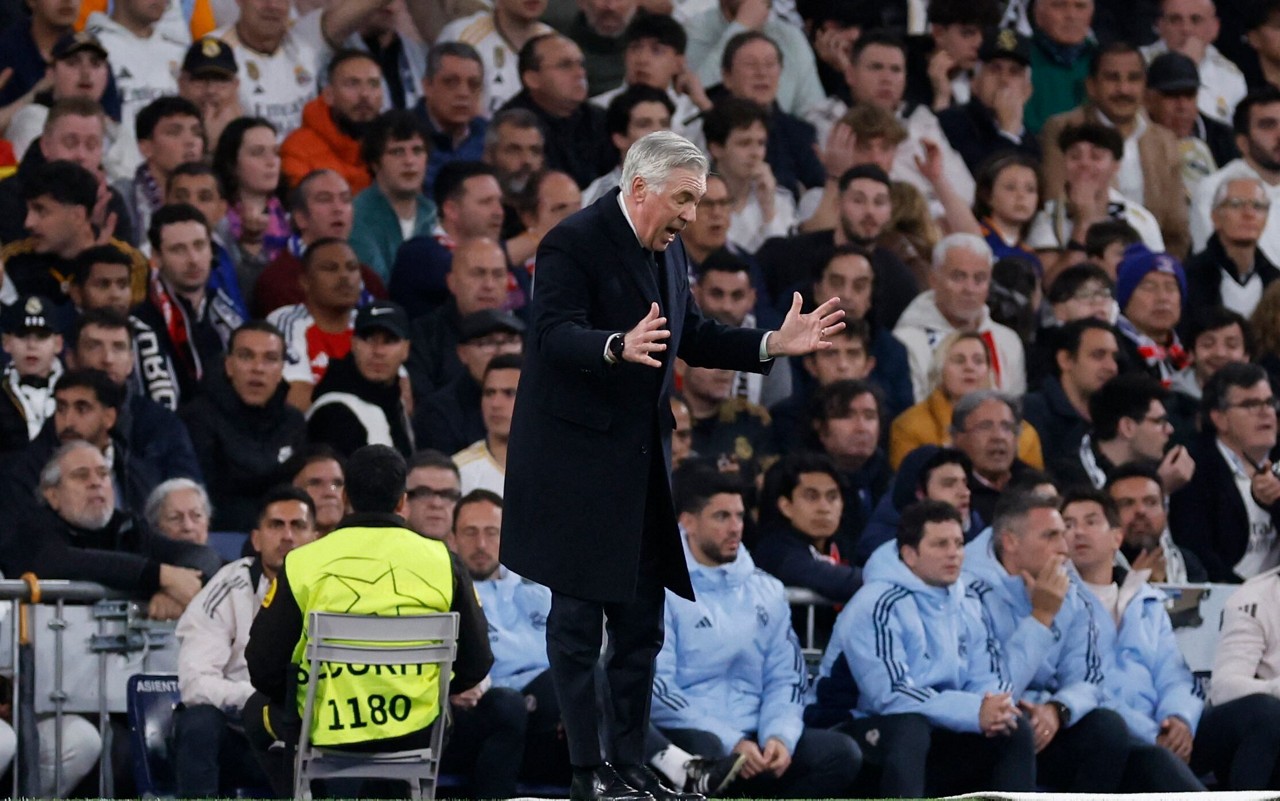 Carlo Ancelotti reclama em Real Madrid x Arsenal