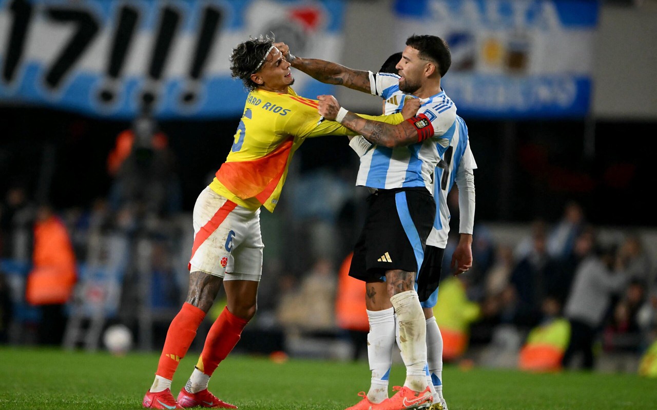 Richard Rios e Otamendi em conflito no duelo entre Argentina e Colômbia (Foto: Luis Robayo/AFP)