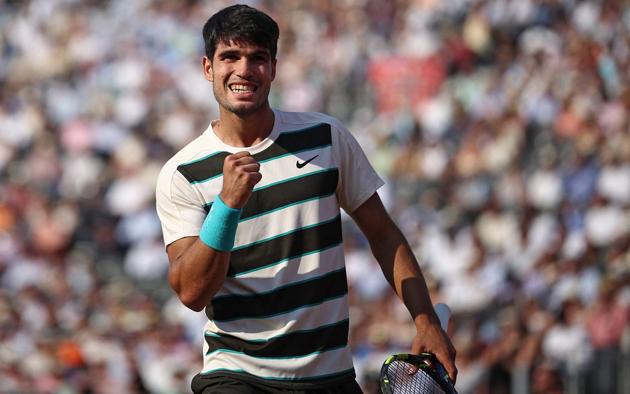 O espanhol Carlos Alcaraz reage contra o espanhol Jaume Munar, no Queen's Club. (Foto: Henry Nicholls / AFP)