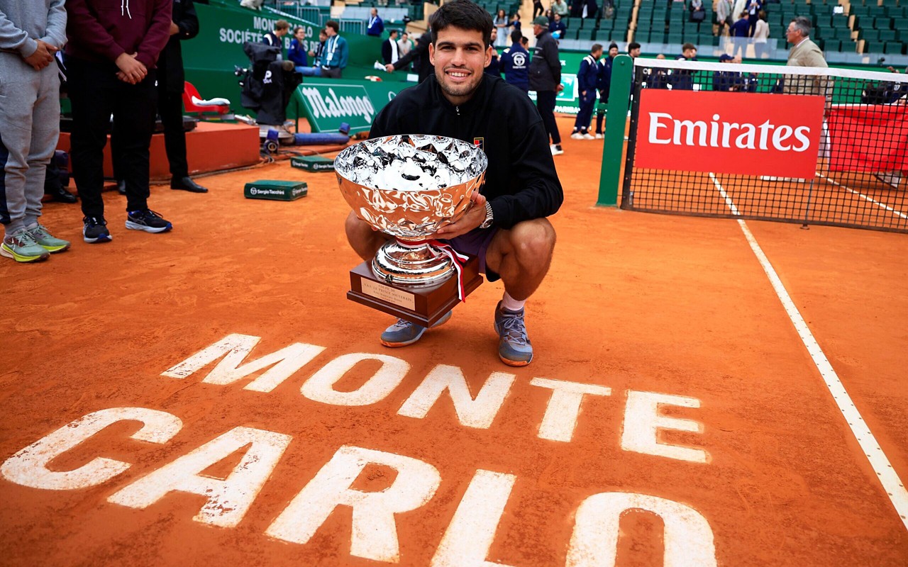 Carlos Alcaraz com o troféu em Monte Carlo. (Foto: Corinne Dubreuil/ATP Tour)