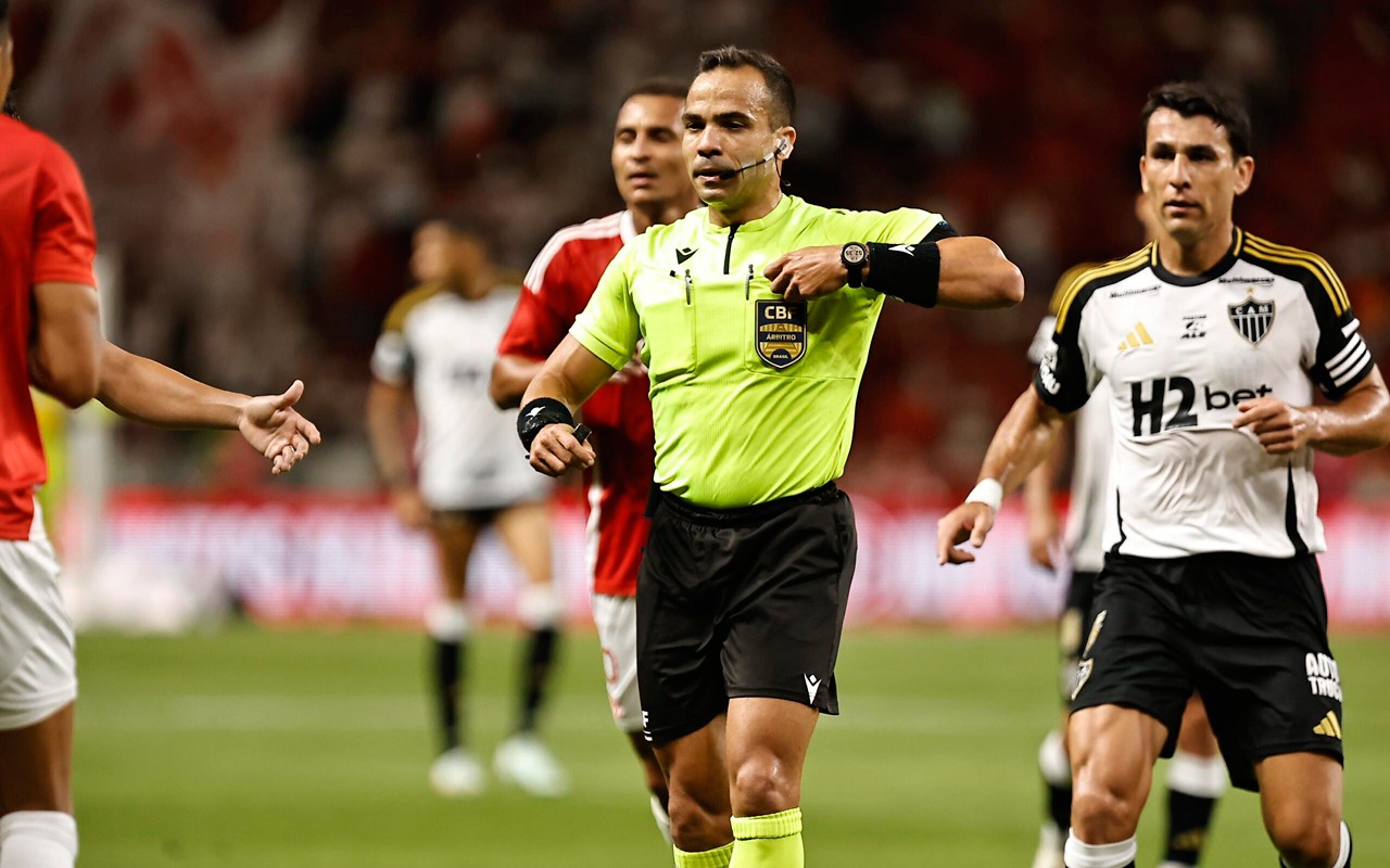 Alex Gomes Stefano, árbitro carioca durante partida entre Internacional x Atlético-MG (Foto: FOTO: Roberto Vinícius/Agafoto/Gazeta Press)