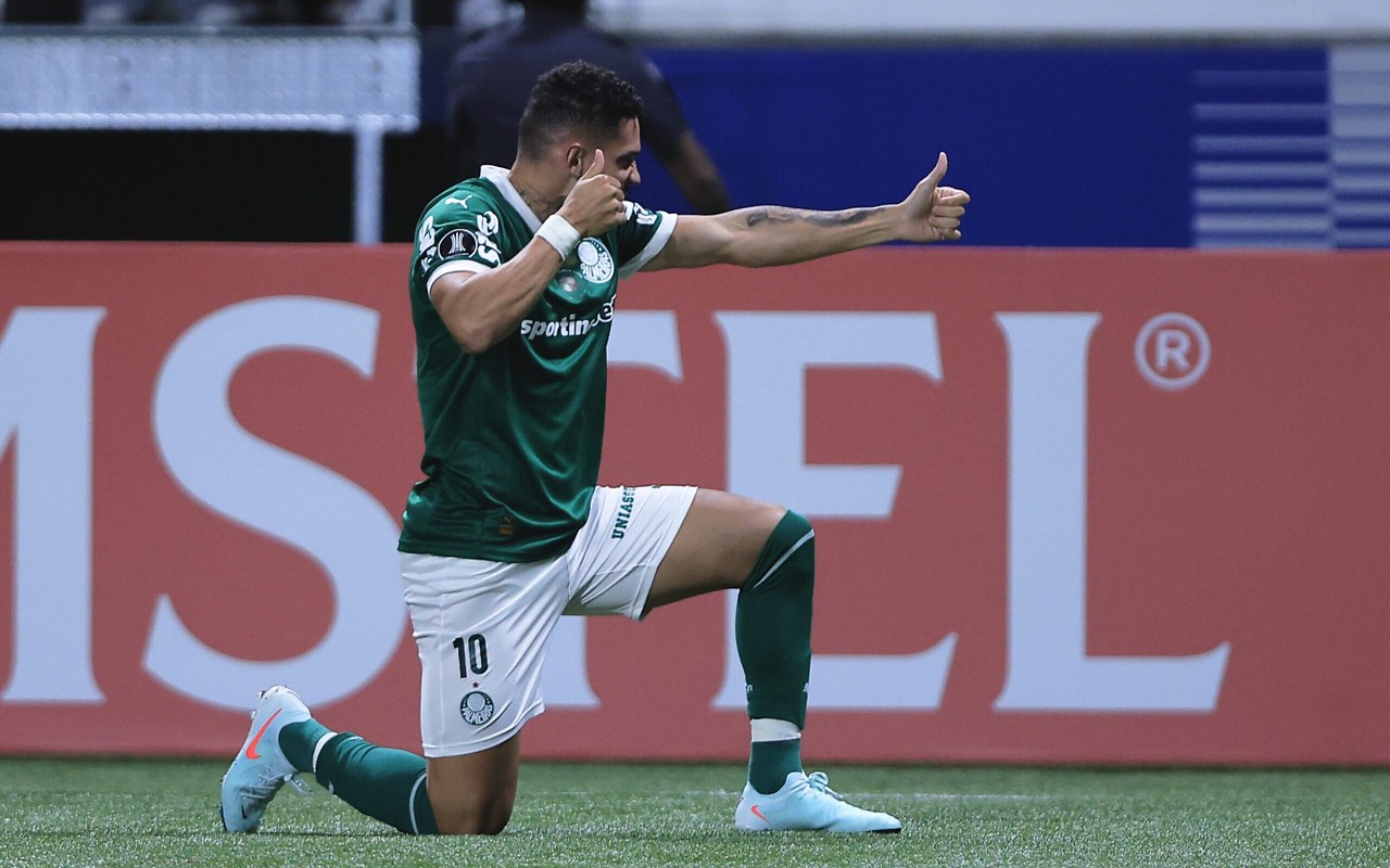 Paulinho celebra primeiro gol com a camisa do Palmeiras (Foto: Ettore Chiereguini/AGIF)