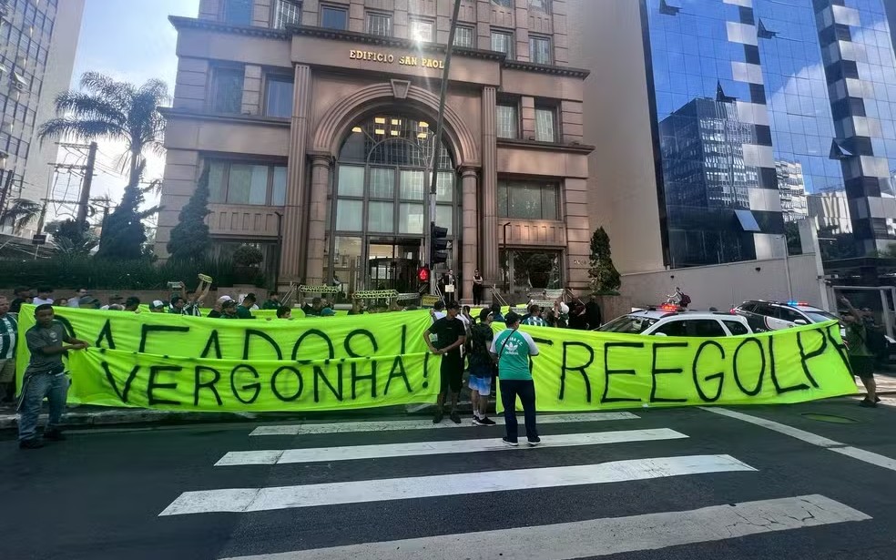 Torcida do Coritiba viajou para São Paulo protestar contra a SAF