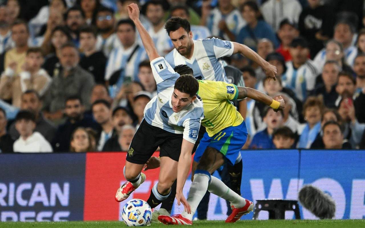 Raphinha não teve espaço no jogo contra a Argentina (Photo by Luis ROBAYO / AFP)
