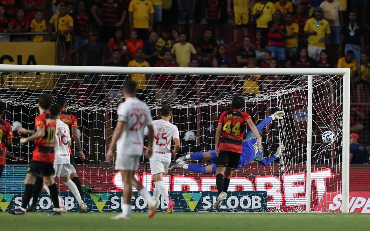 Bola de Gustavo Prado entra no canto direito de Caíque França (Foto: Marlon Costa/AGIF)